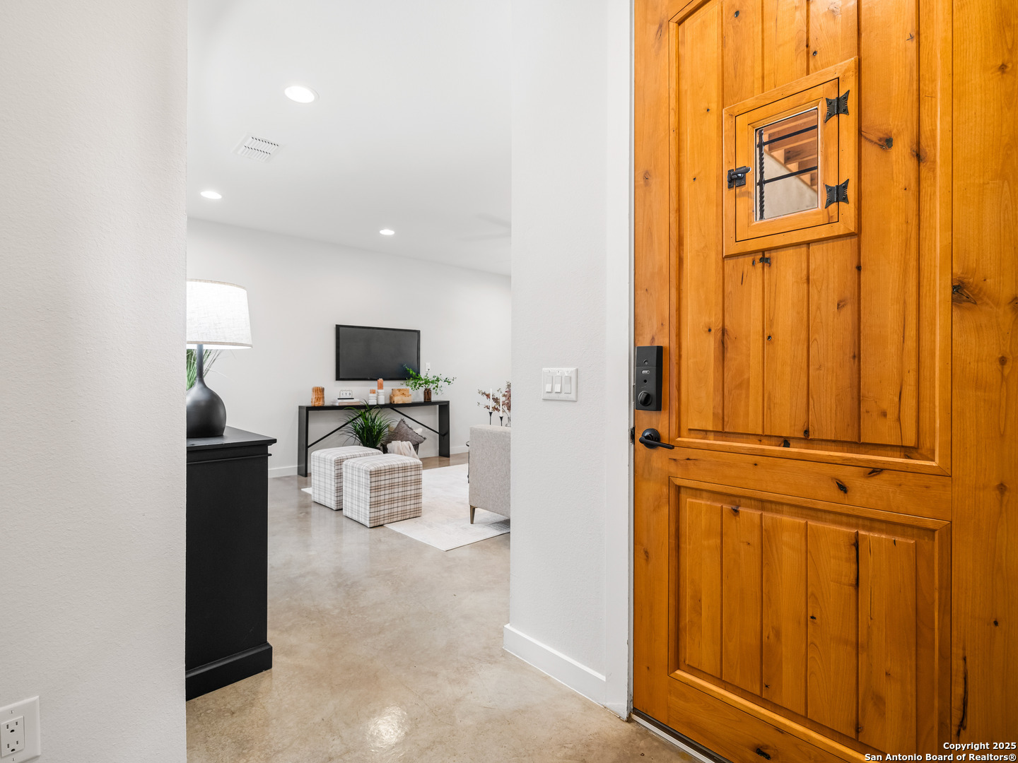 338 E Olmos