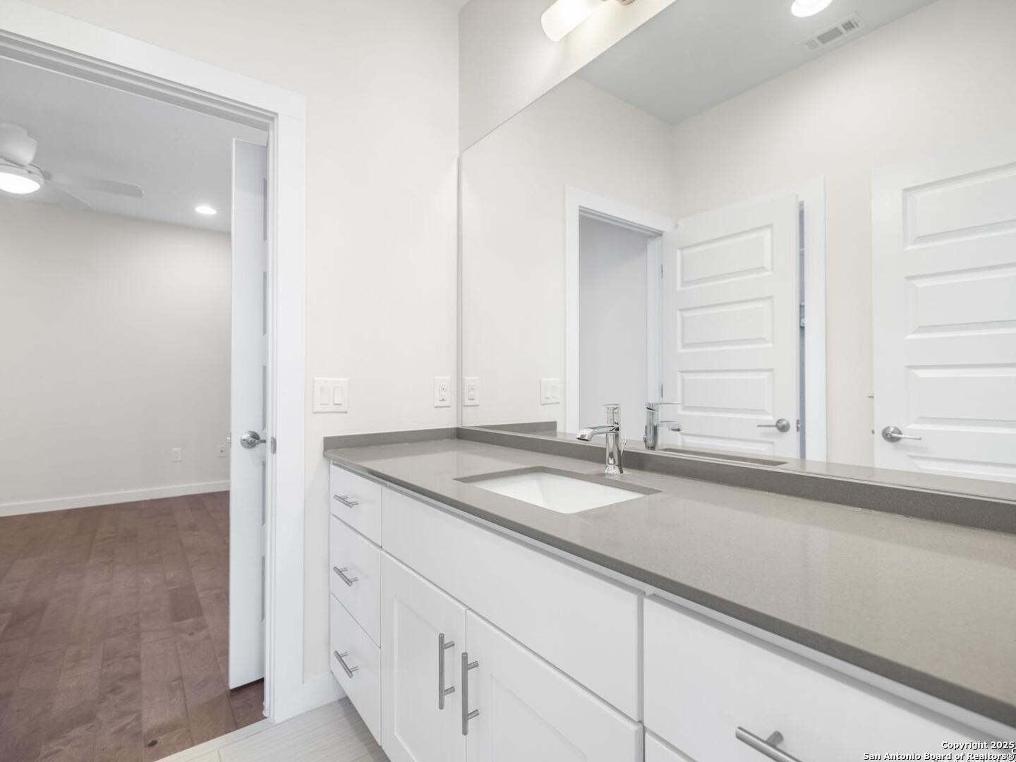 338 E Olmos