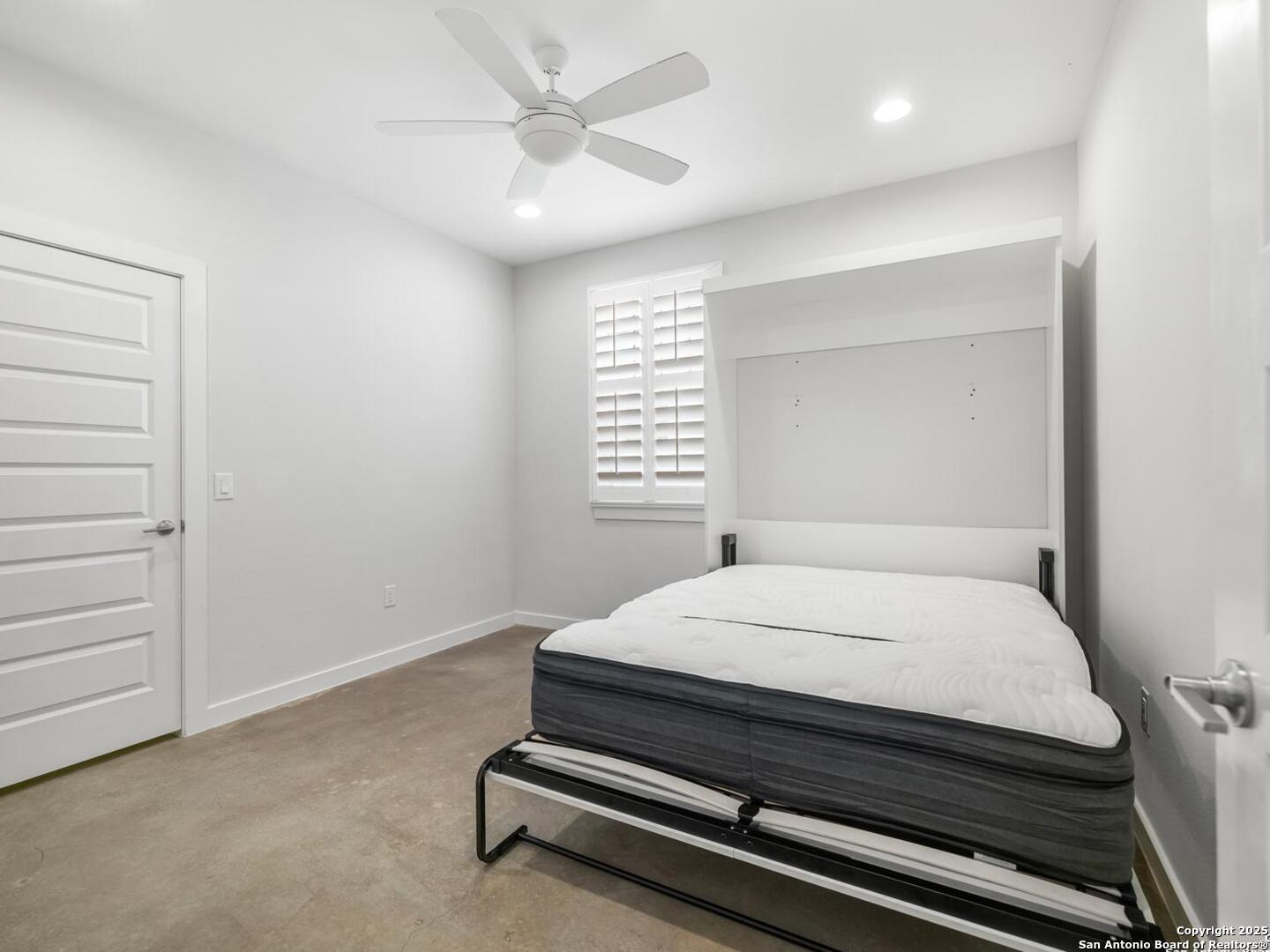 338 E Olmos