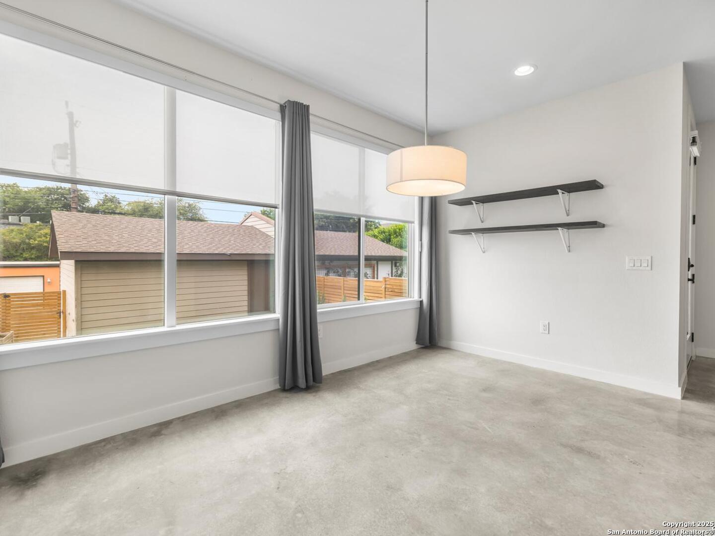 338 E Olmos