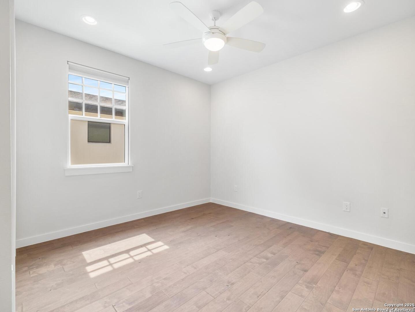 338 E Olmos