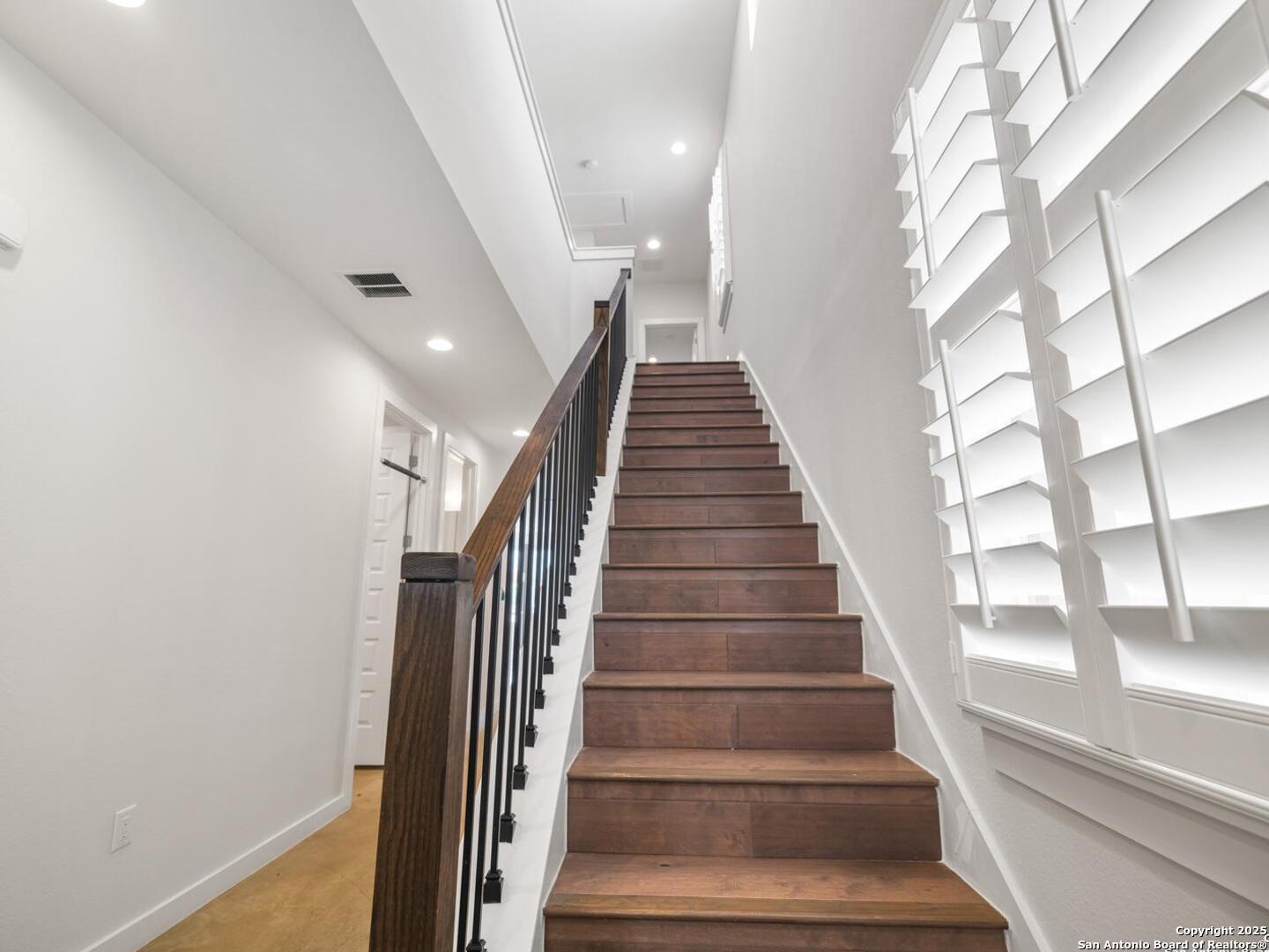 338 E Olmos