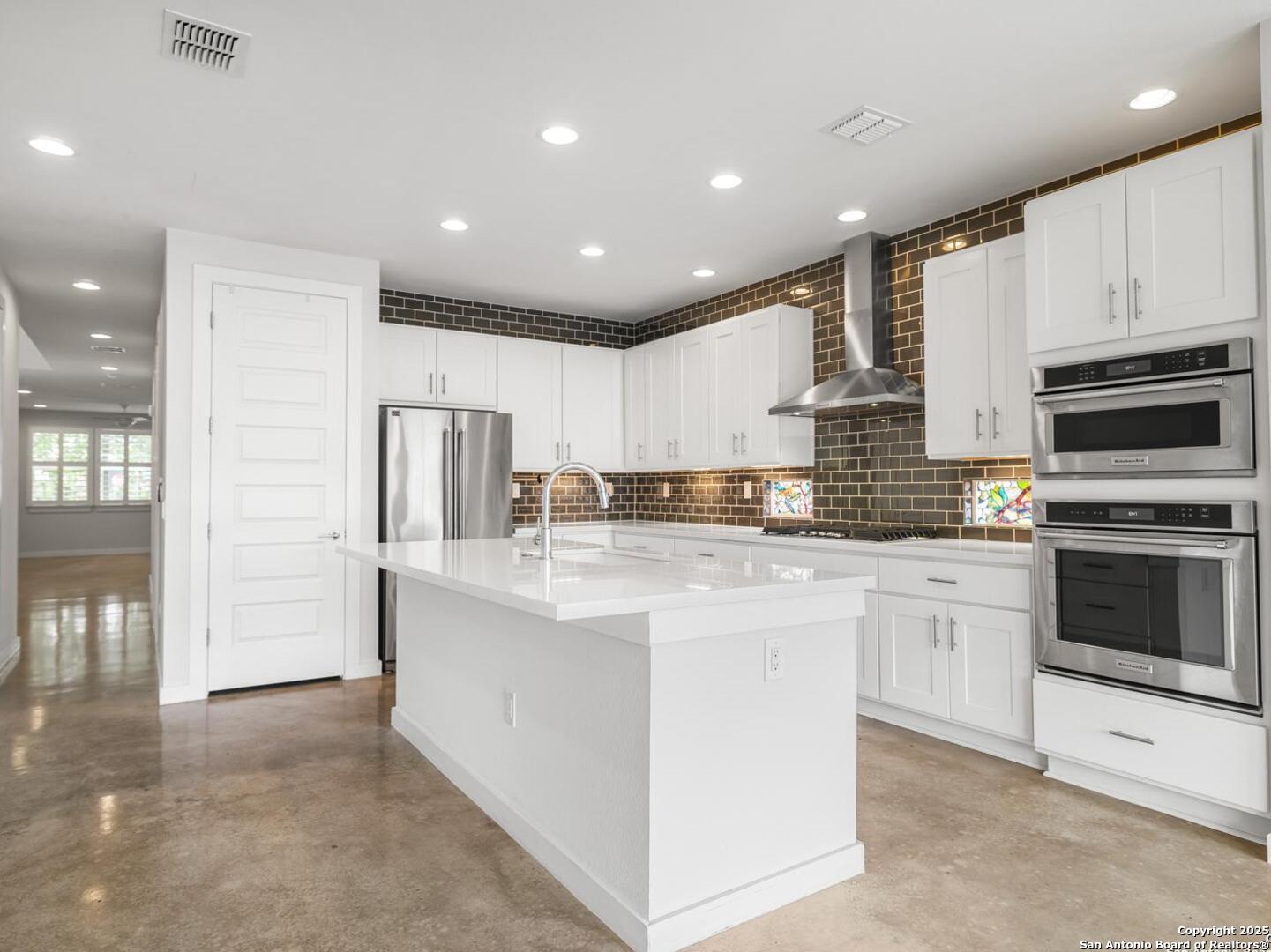 338 E Olmos