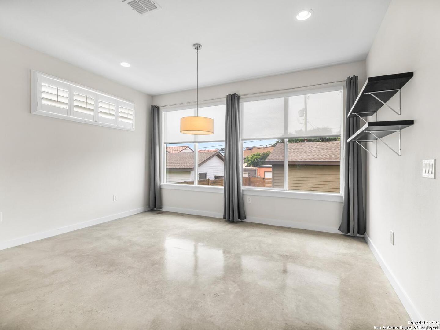 338 E Olmos