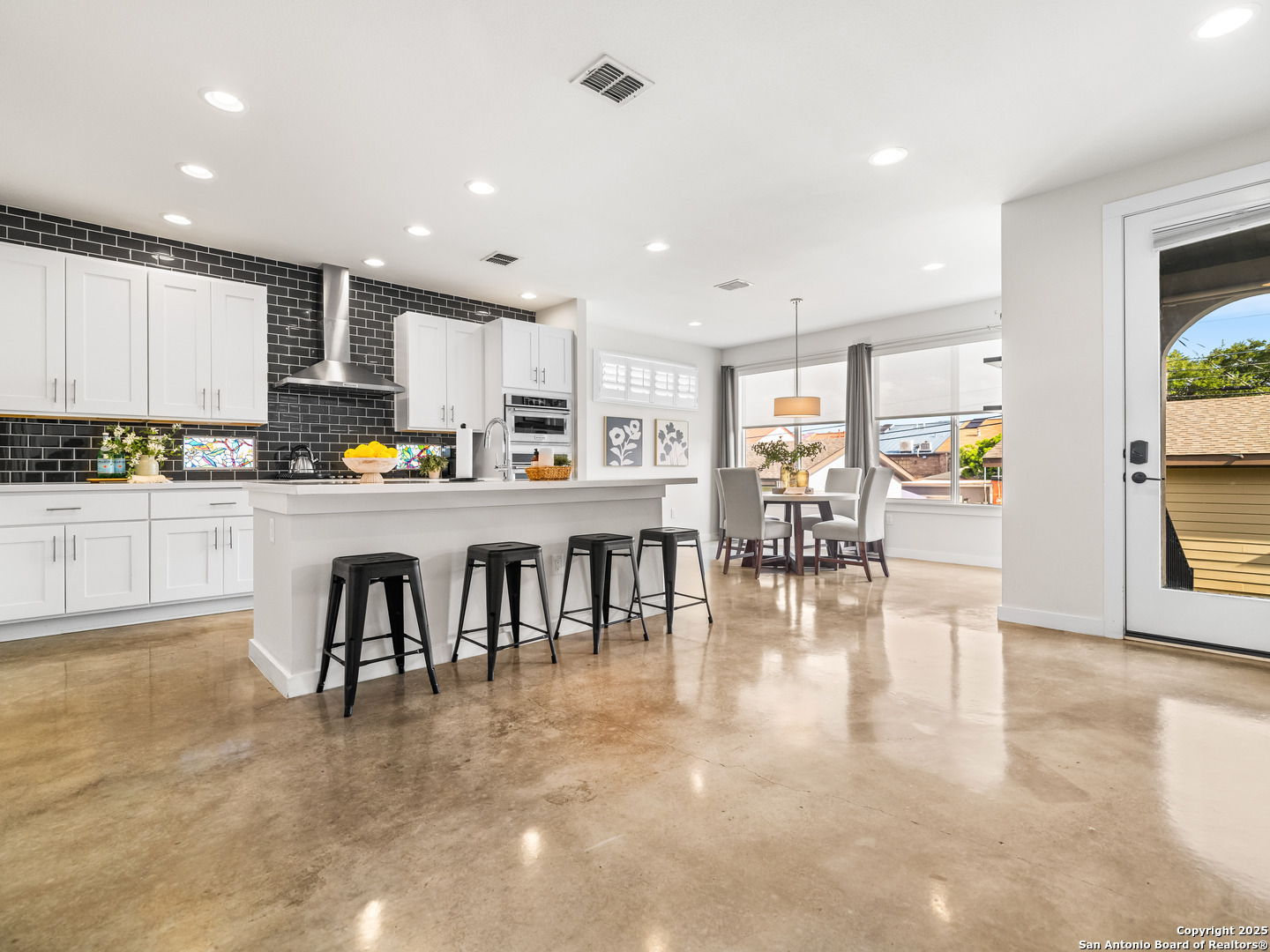 338 E Olmos