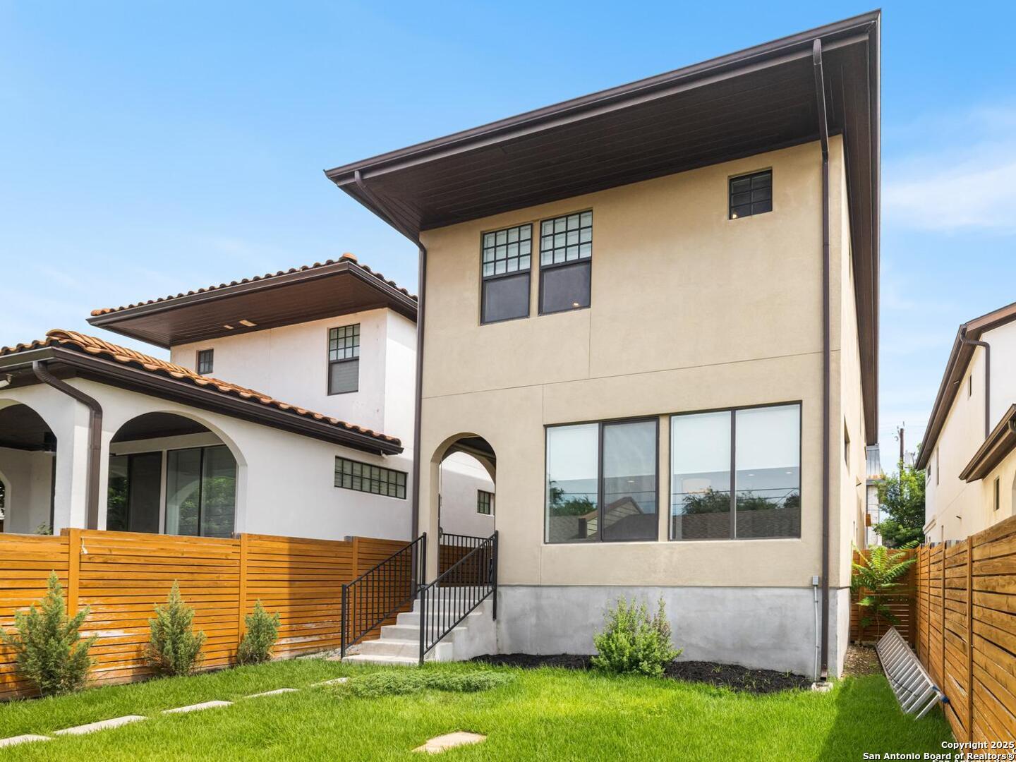338 E Olmos