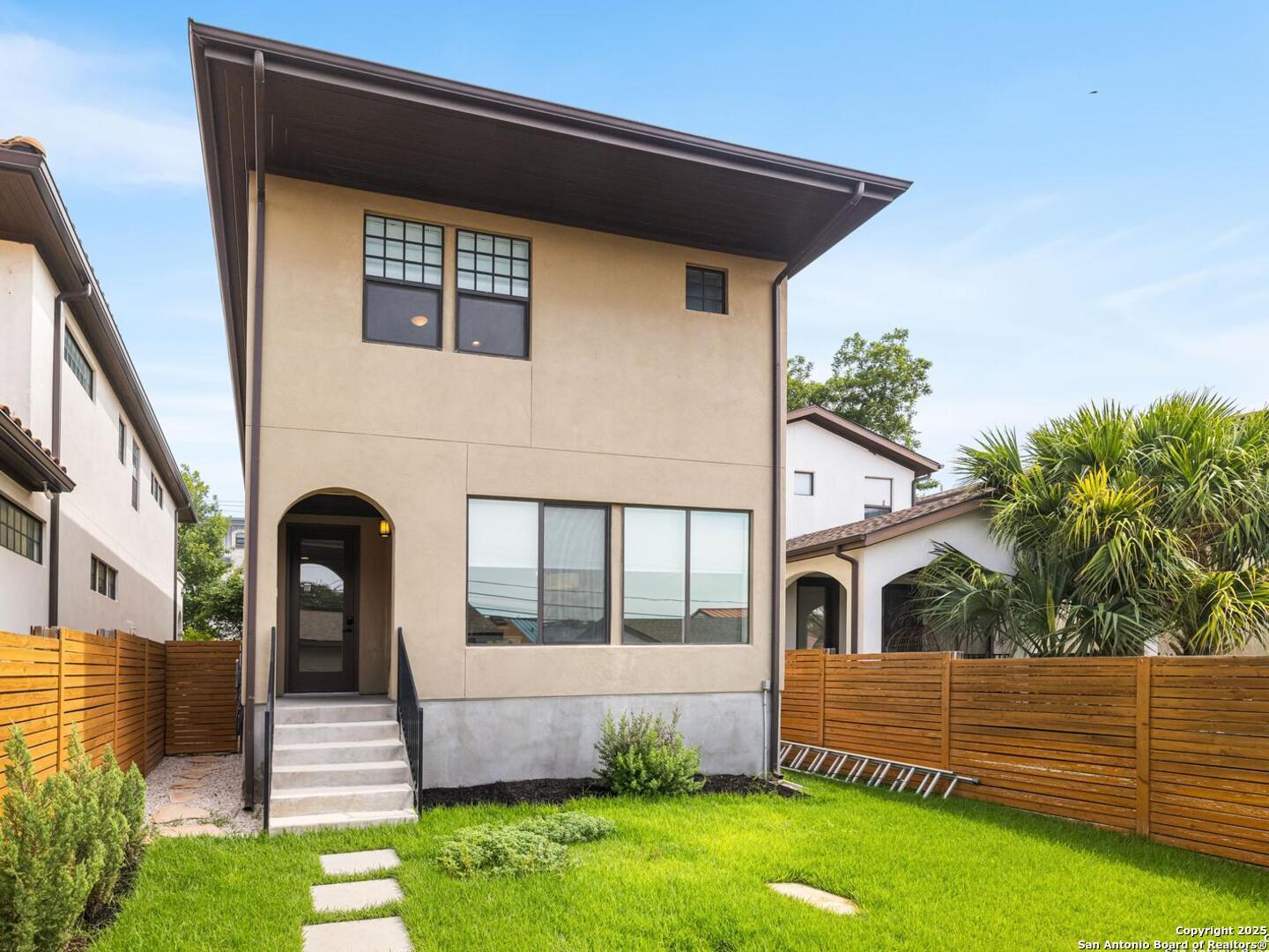338 E Olmos