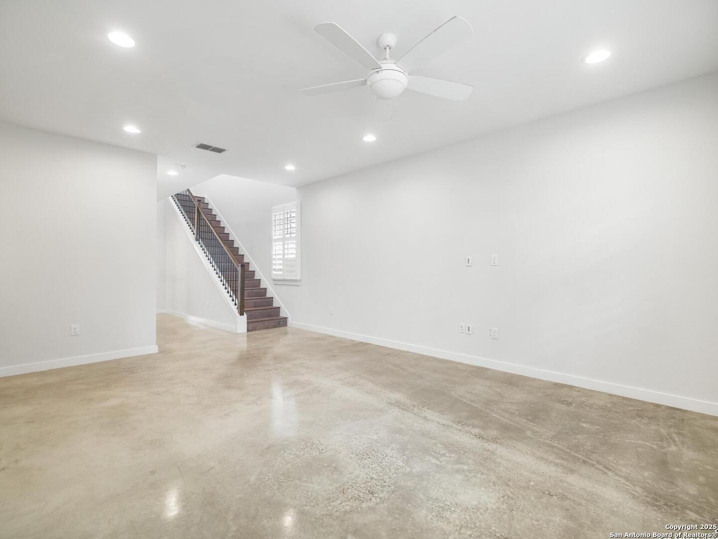 338 E Olmos