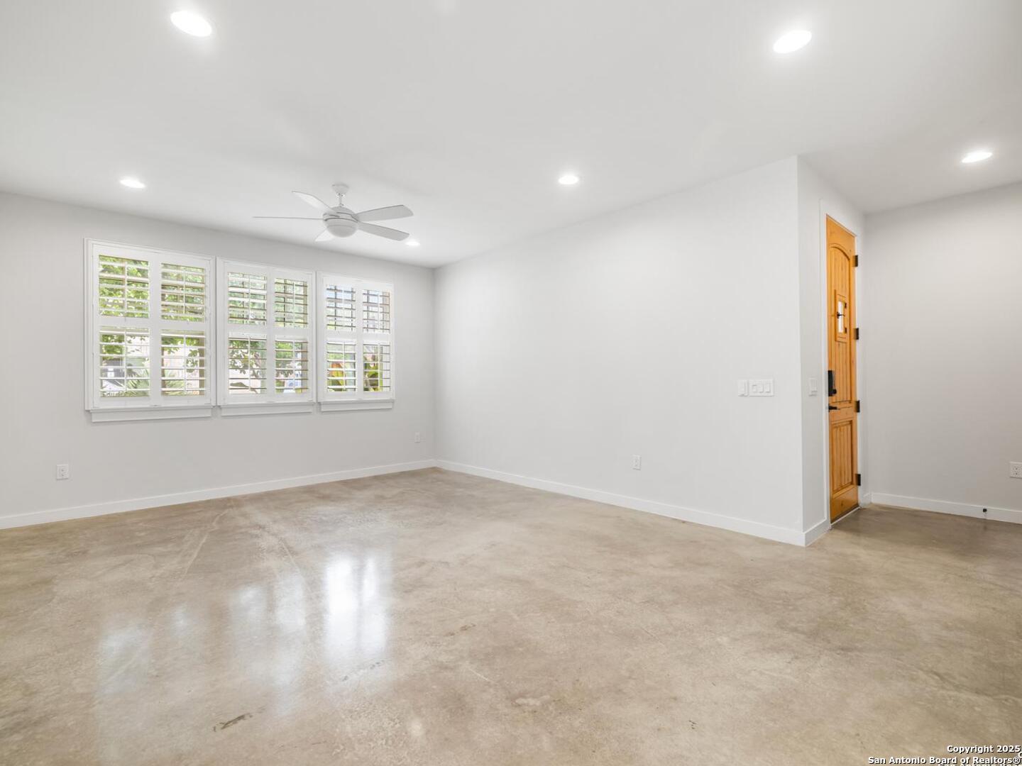 338 E Olmos