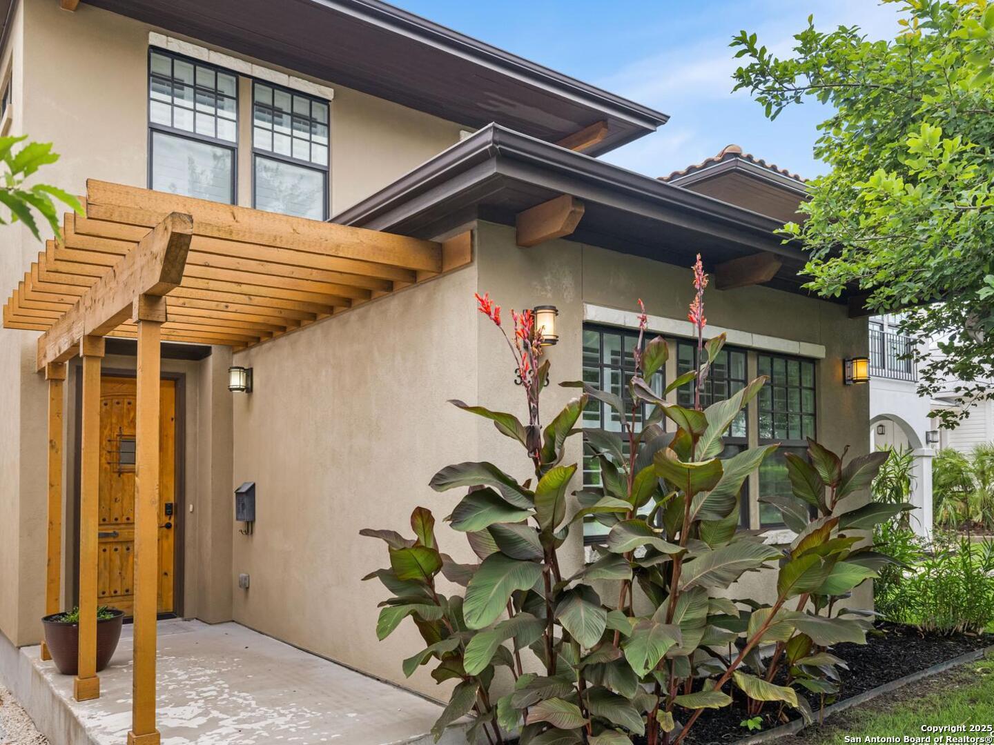 338 E Olmos