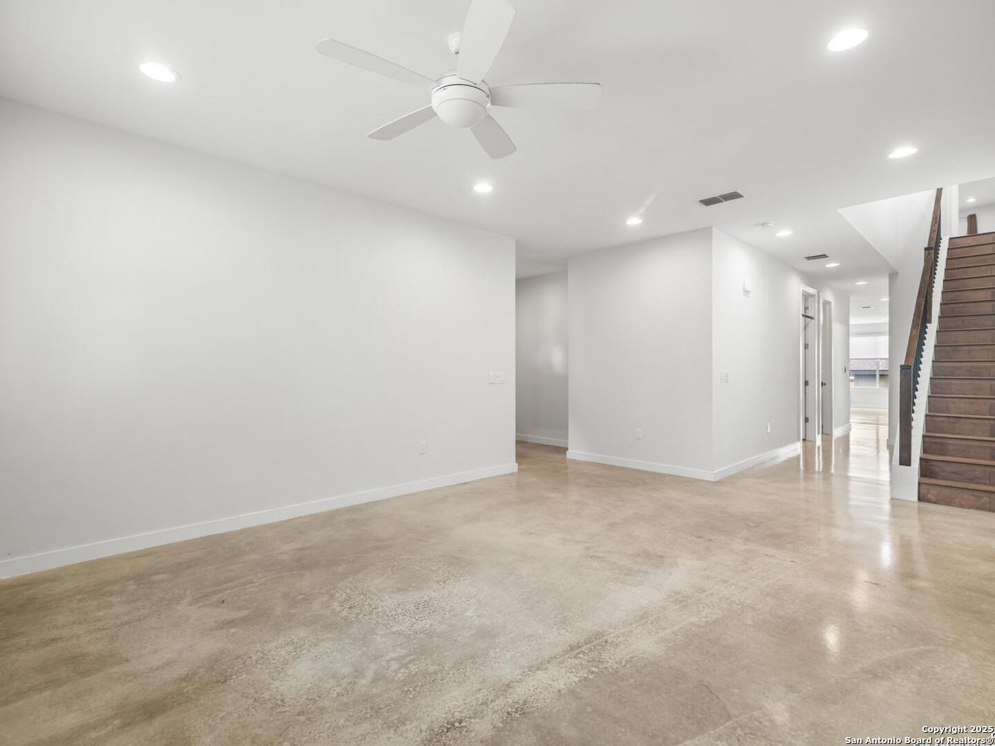 338 E Olmos