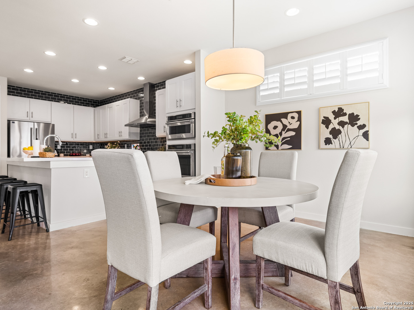 338 E Olmos
