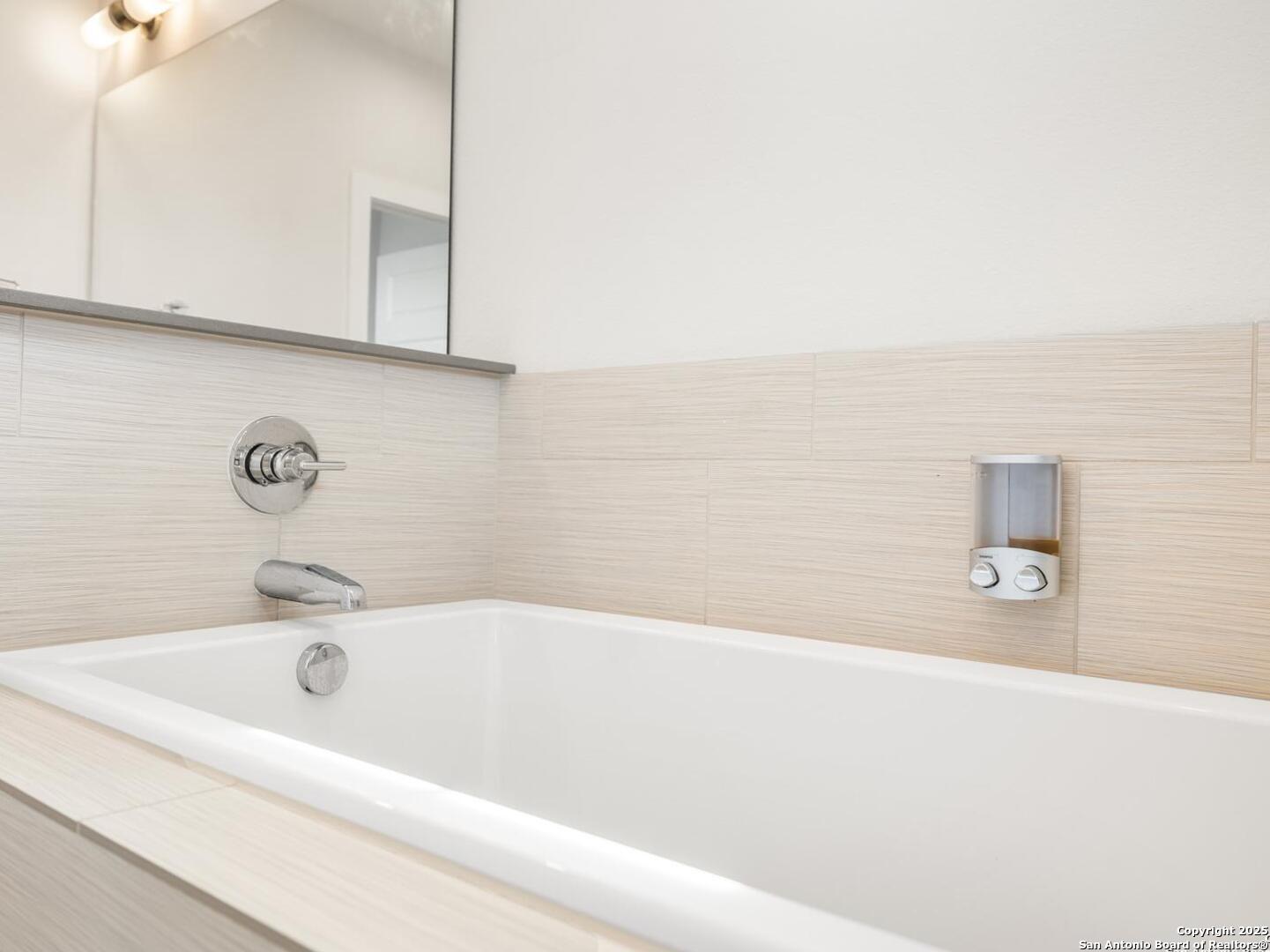 338 E Olmos