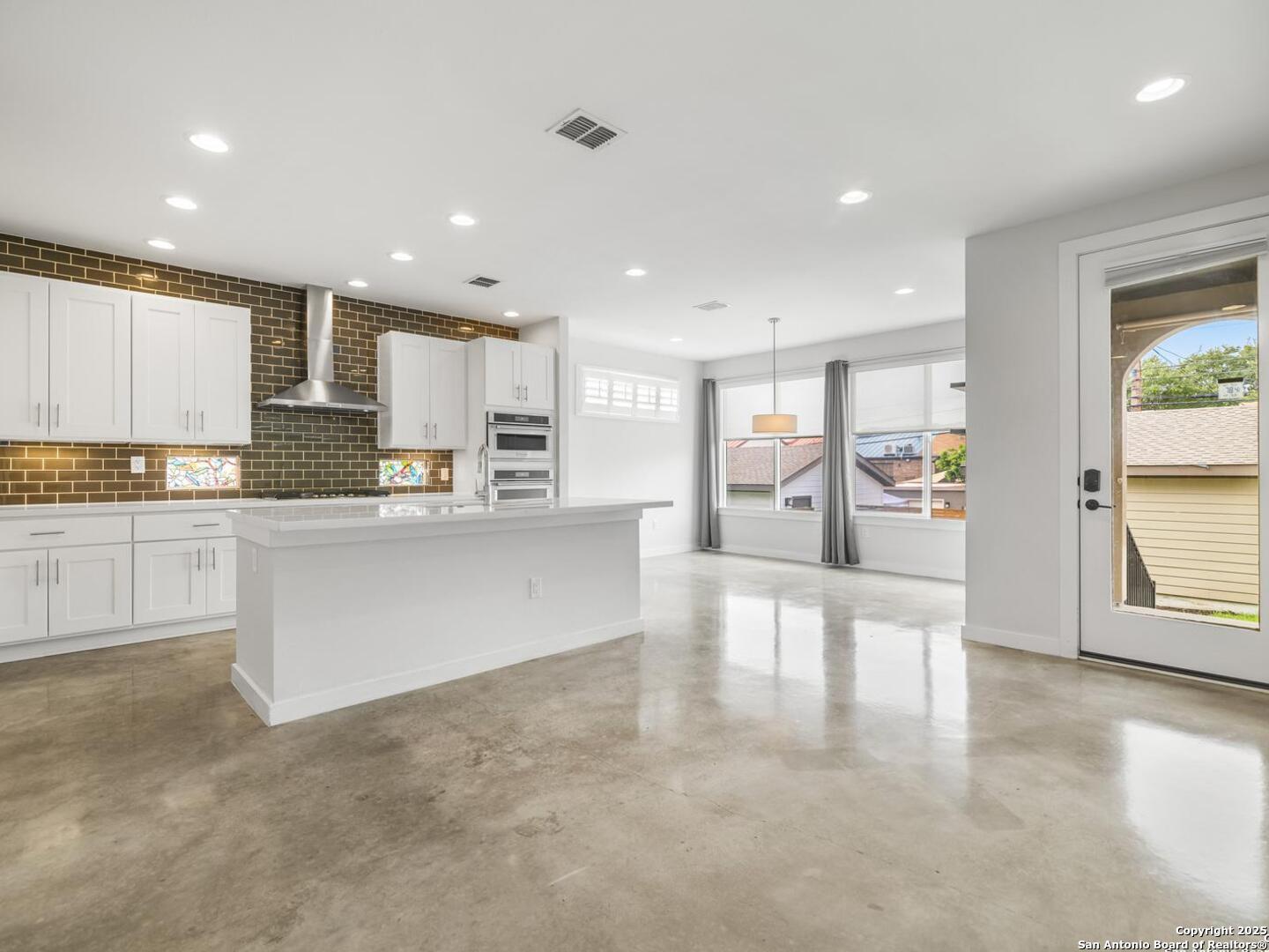 338 E Olmos