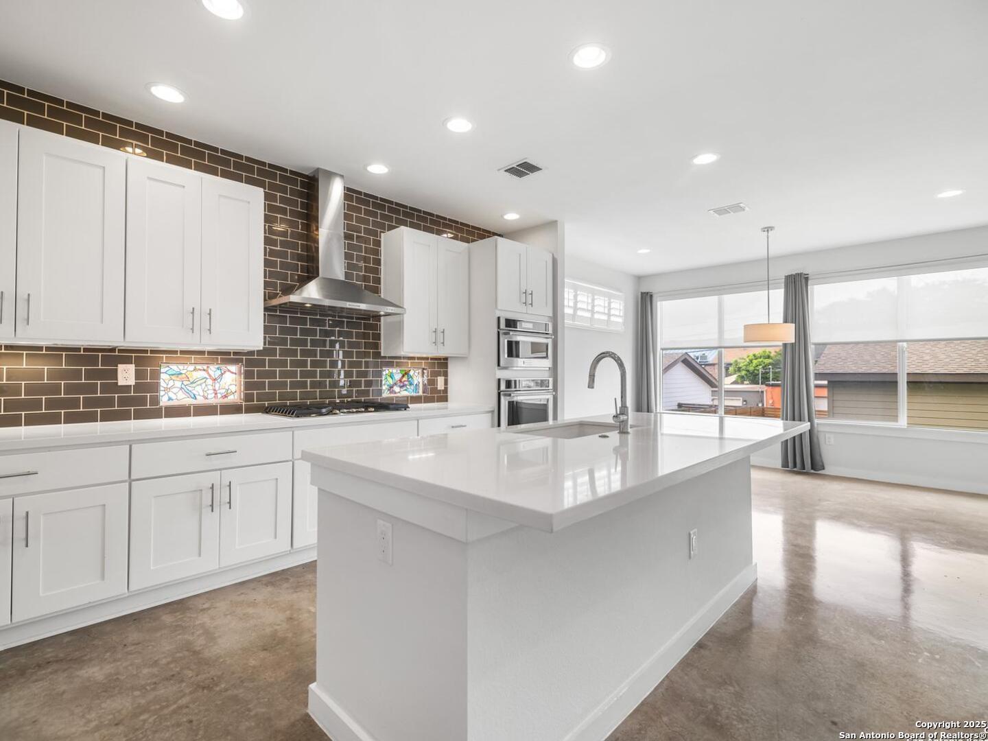 338 E Olmos