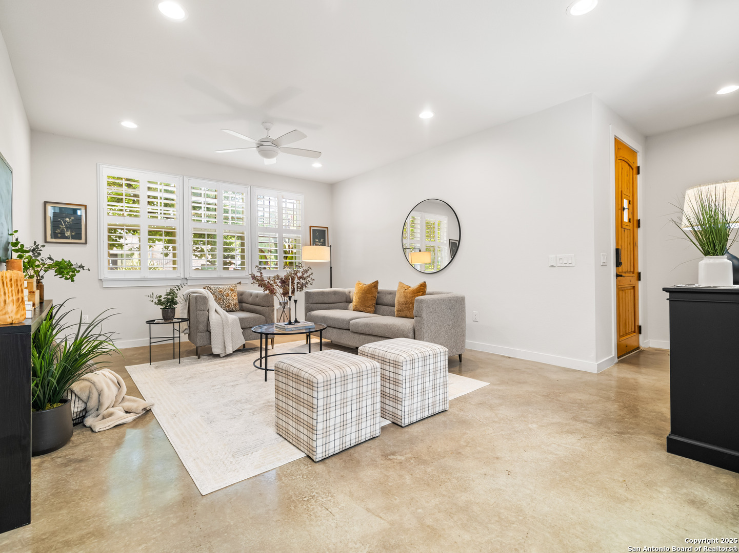 338 E Olmos