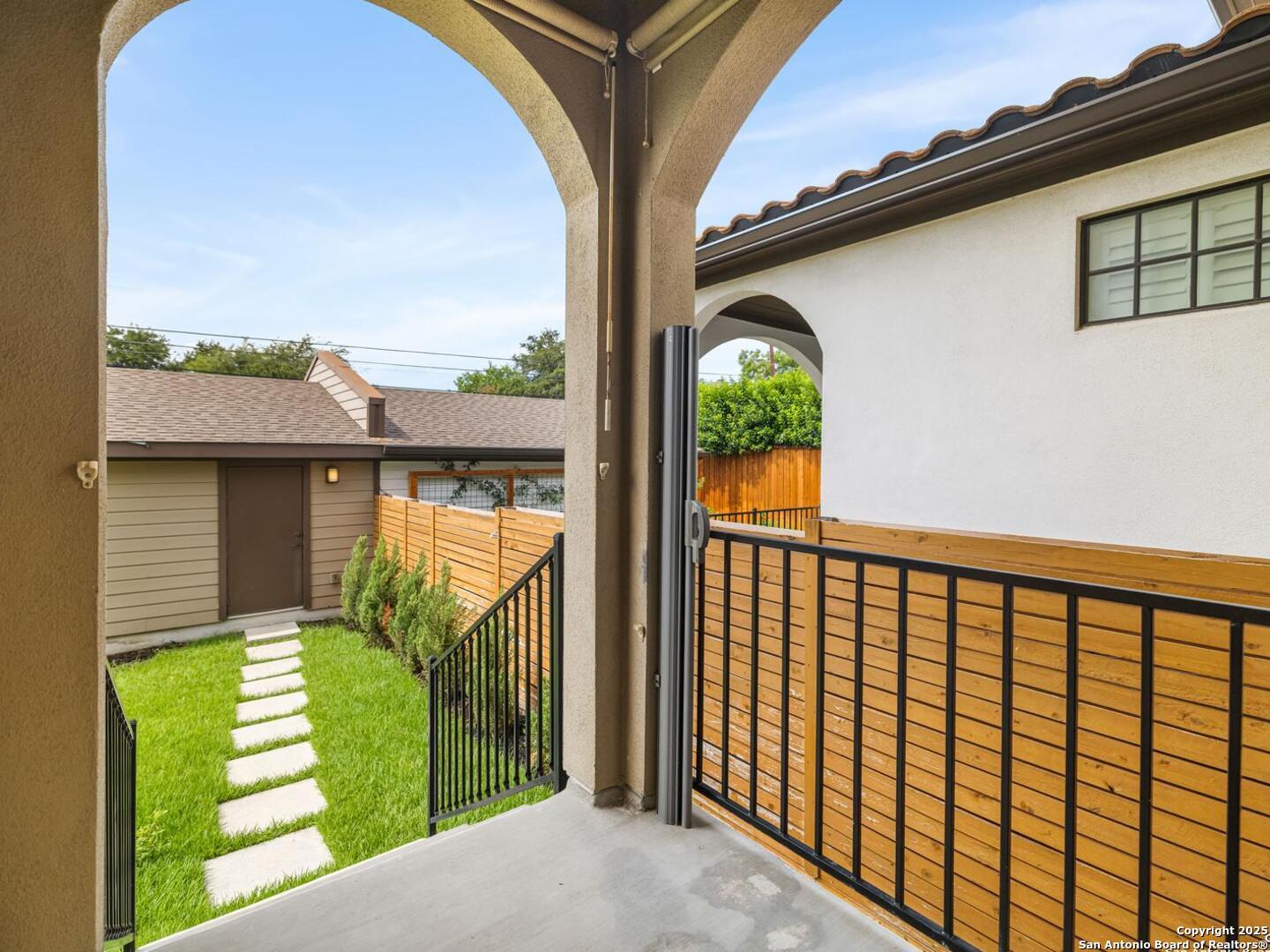 338 E Olmos