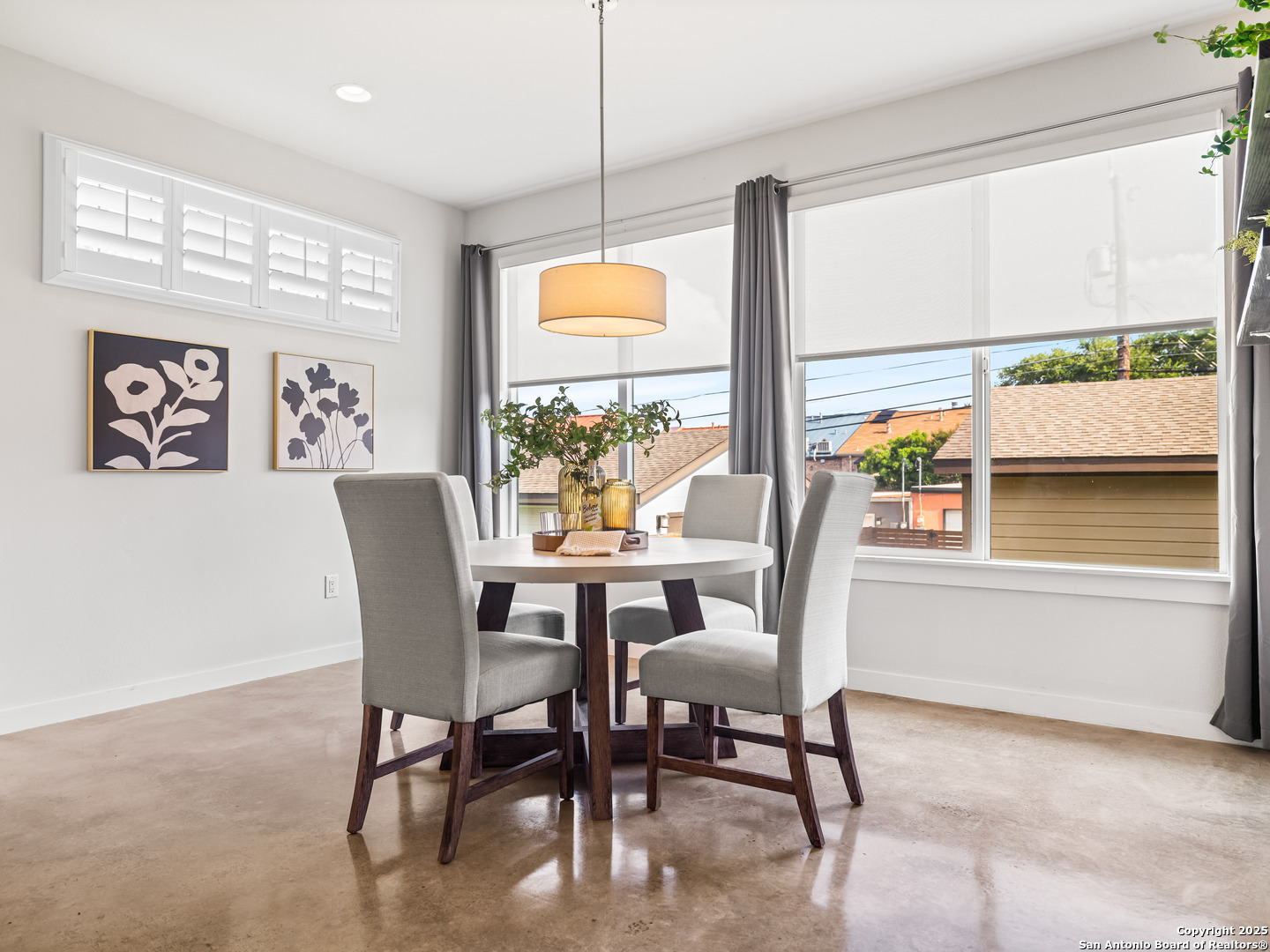 338 E Olmos
