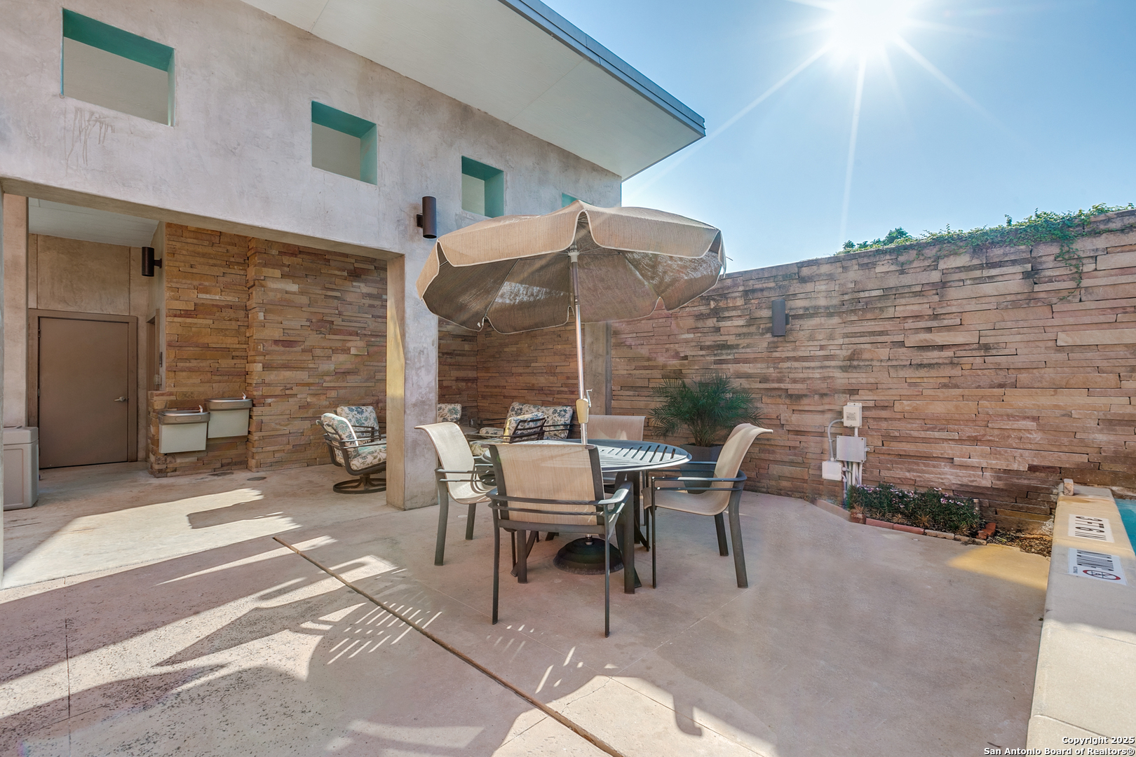 1401 S Flores APT 2