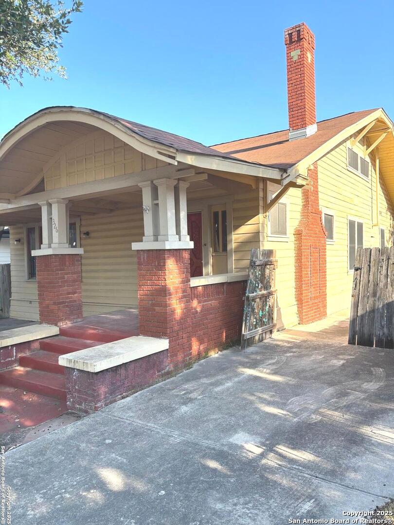 326 E Craig Pl