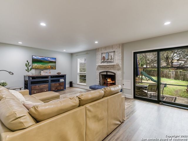 1323 E BITTERS RD