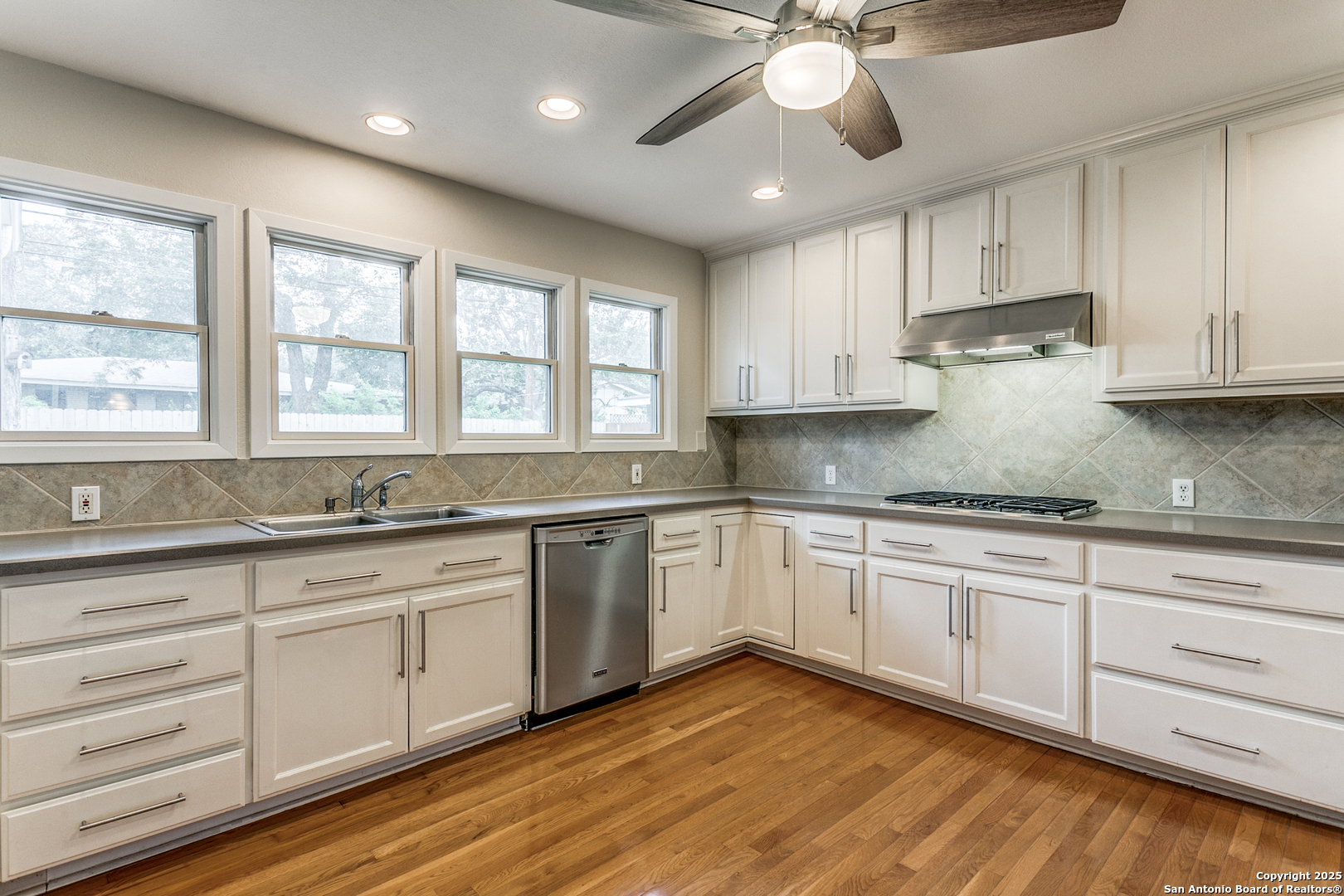 411 E Nottingham