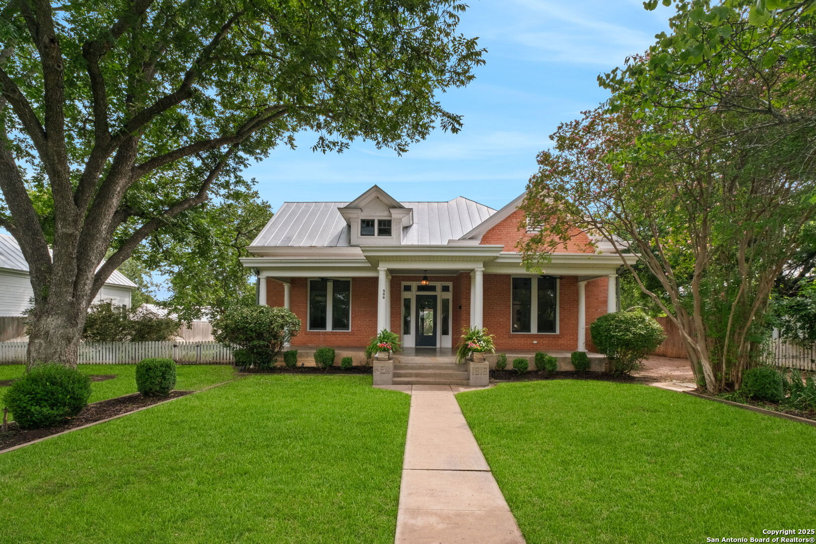509 W Austin St