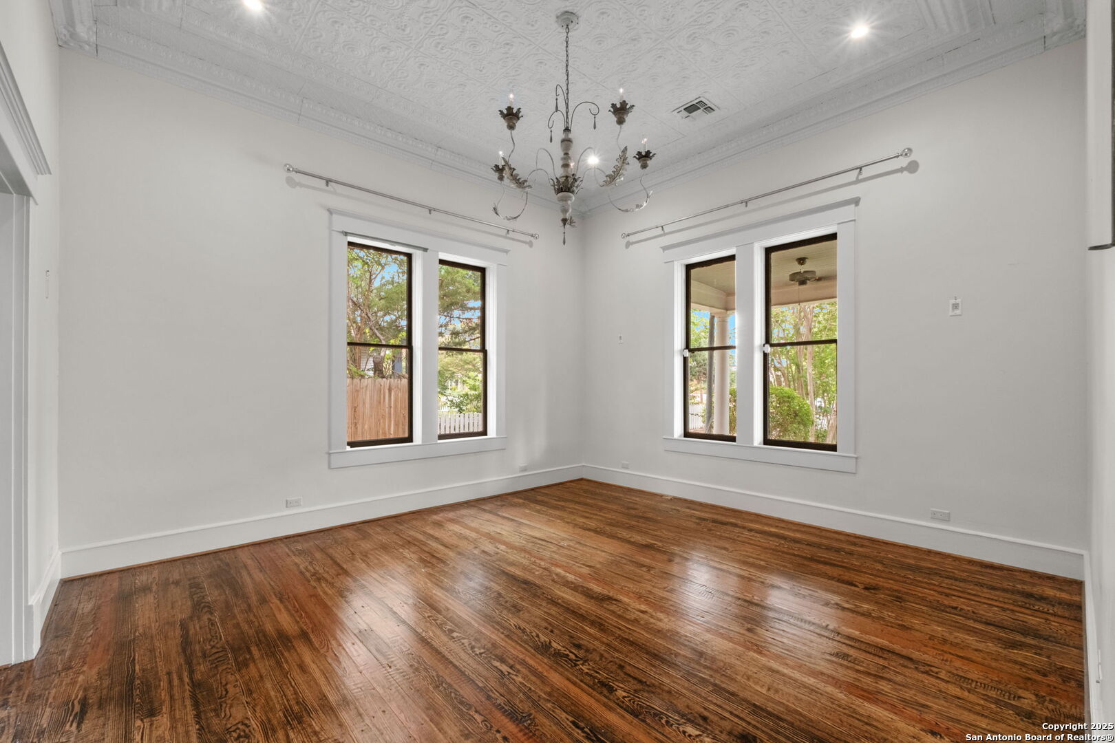 509 W Austin St