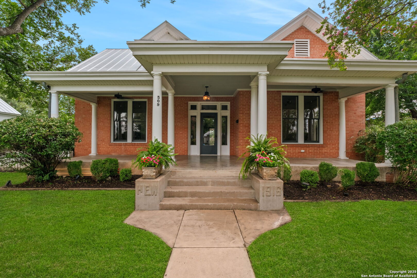 509 W Austin St