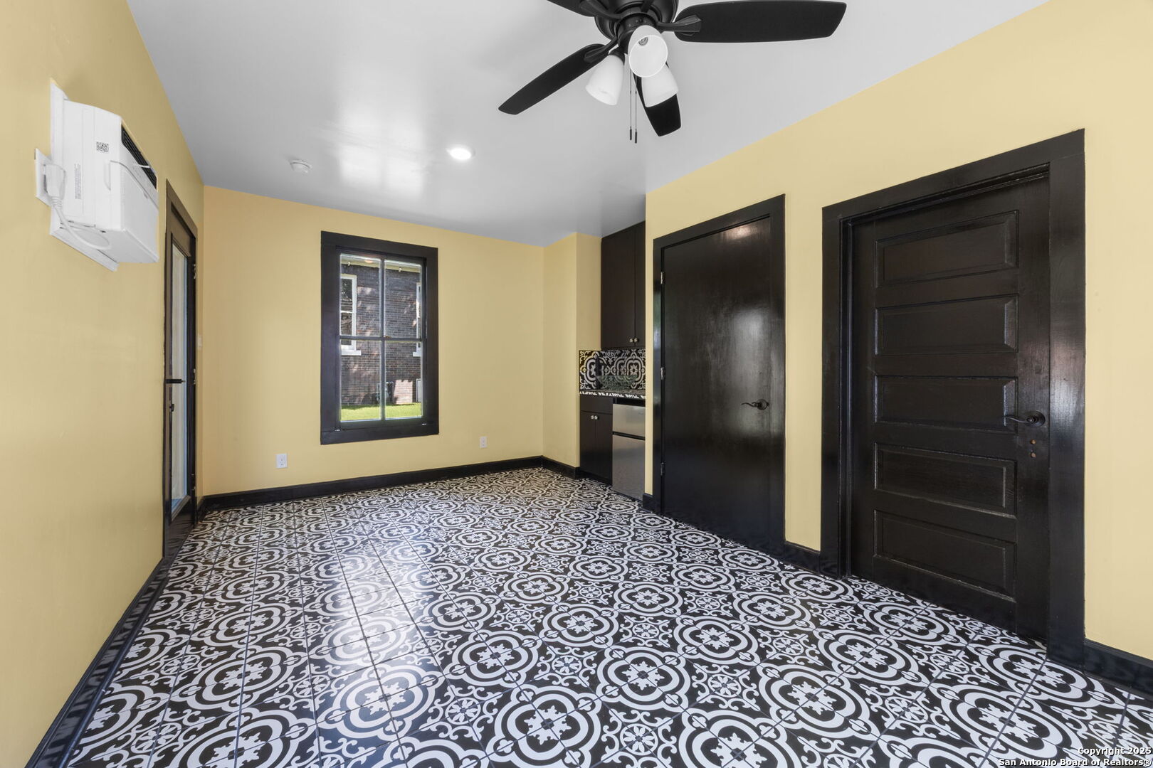 148 E Elsmere