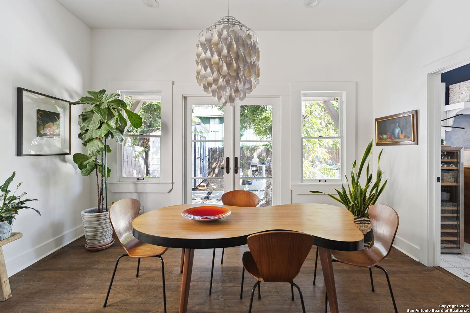 325 W Mistletoe