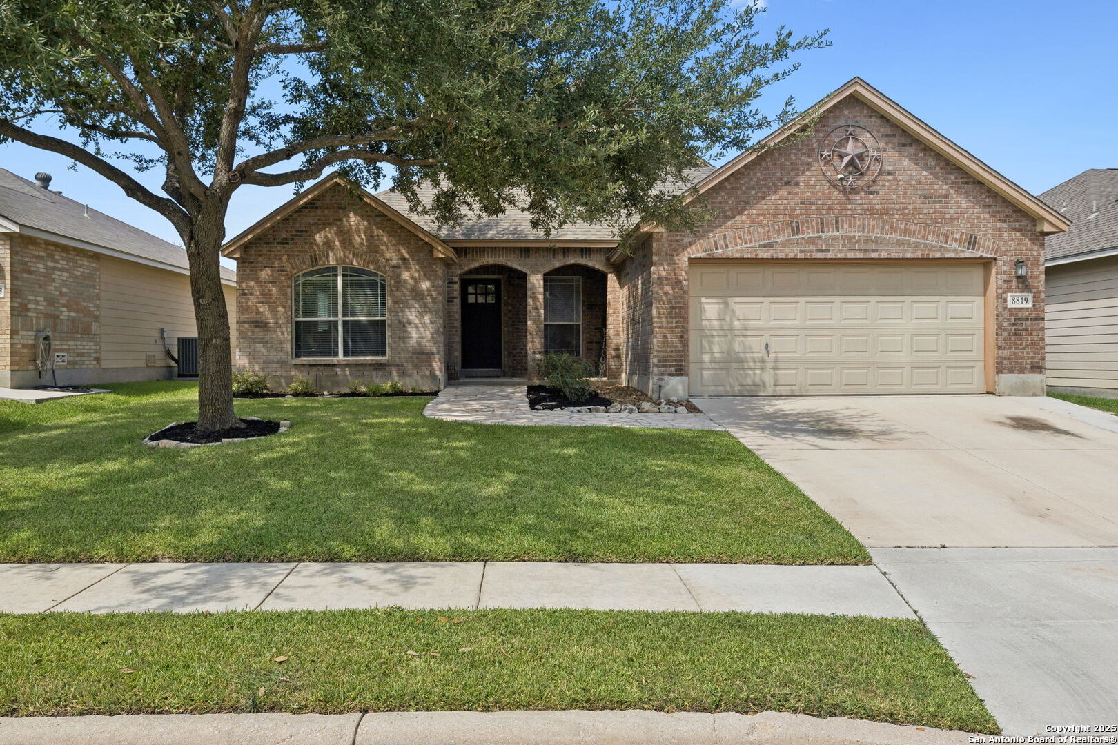 8819 Gustine