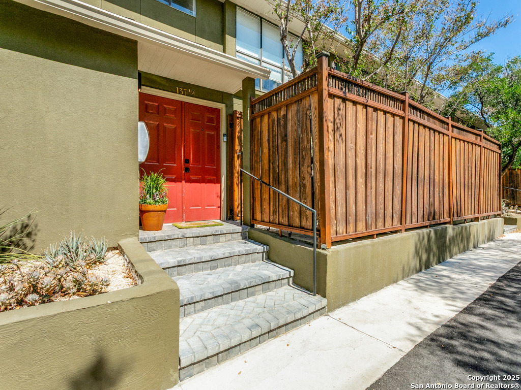 137 Terrell Rd # 1/2