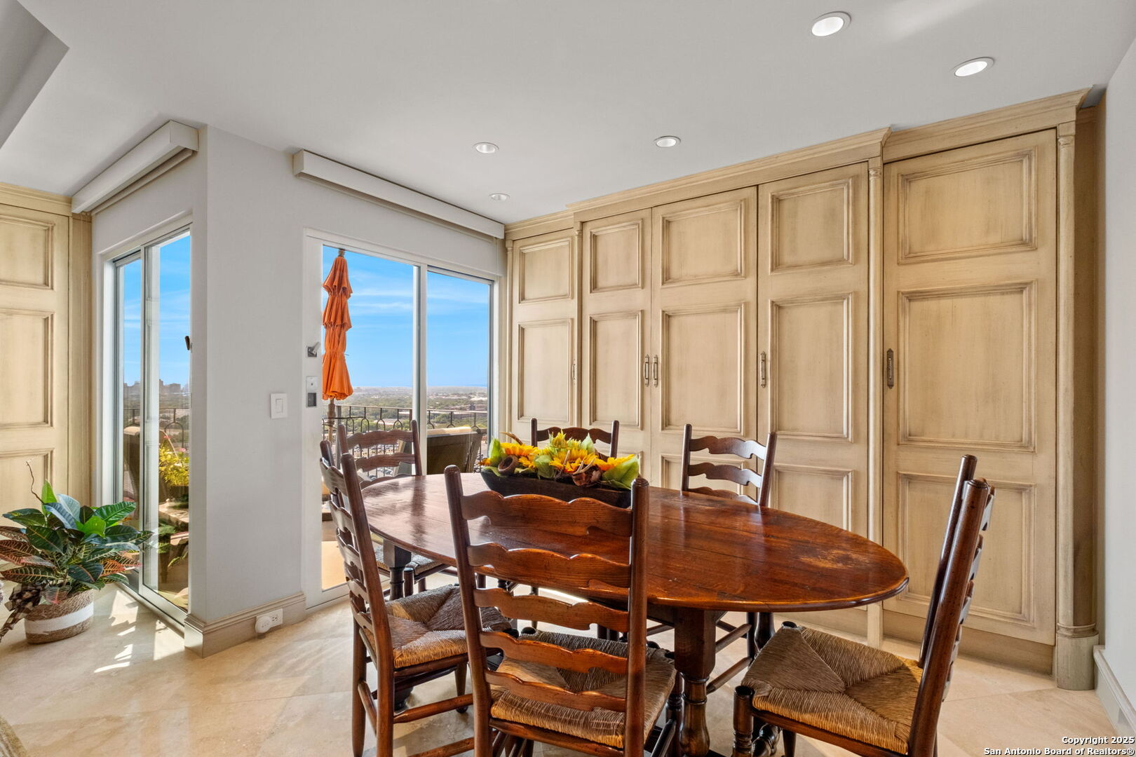 700 E Hildebrand 1401