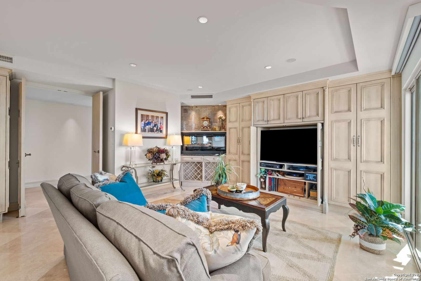 700 E Hildebrand 1401