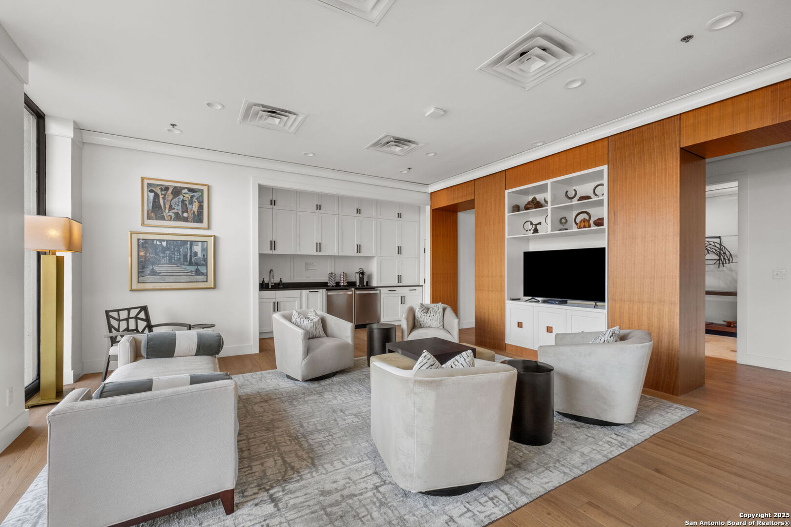 700 E Hildebrand 1401