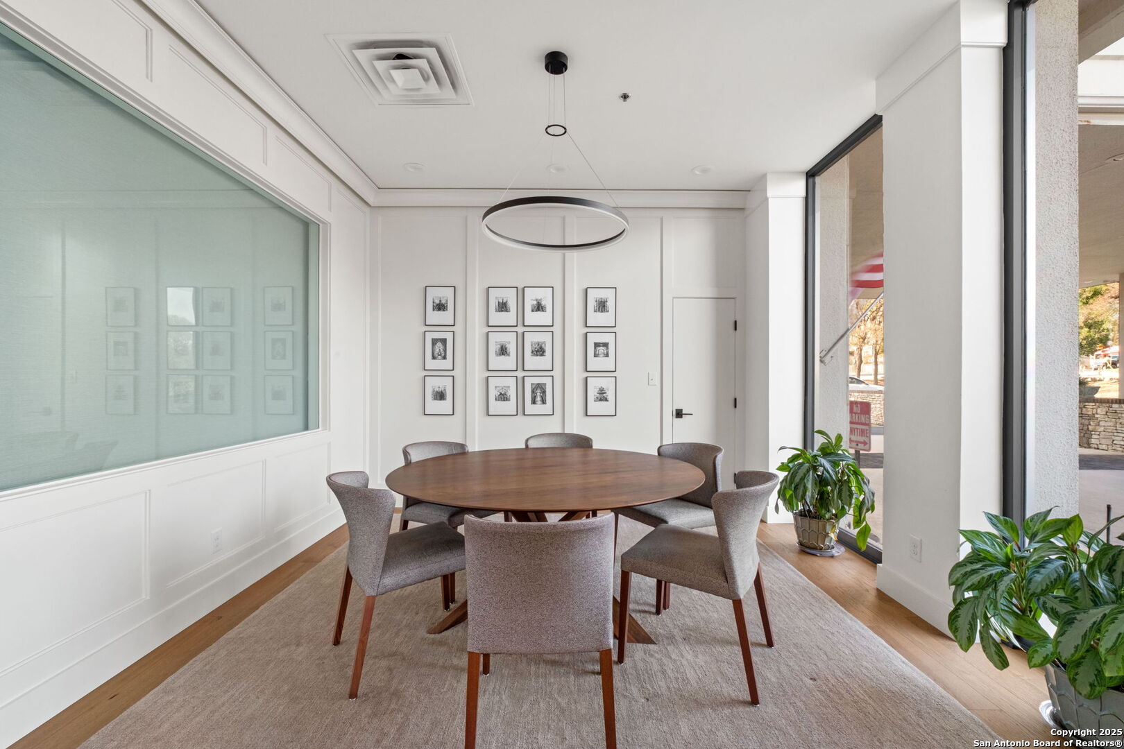 700 E Hildebrand 1401