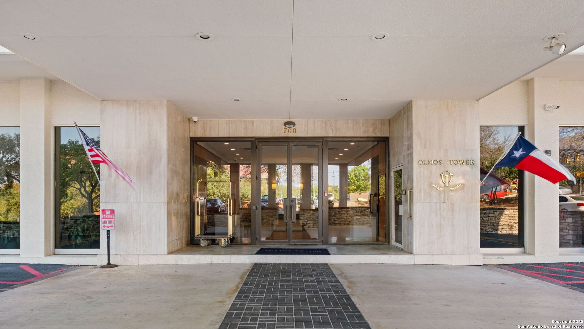 700 E Hildebrand 1401