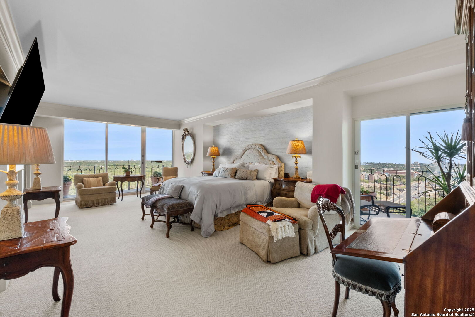 700 E Hildebrand 1401