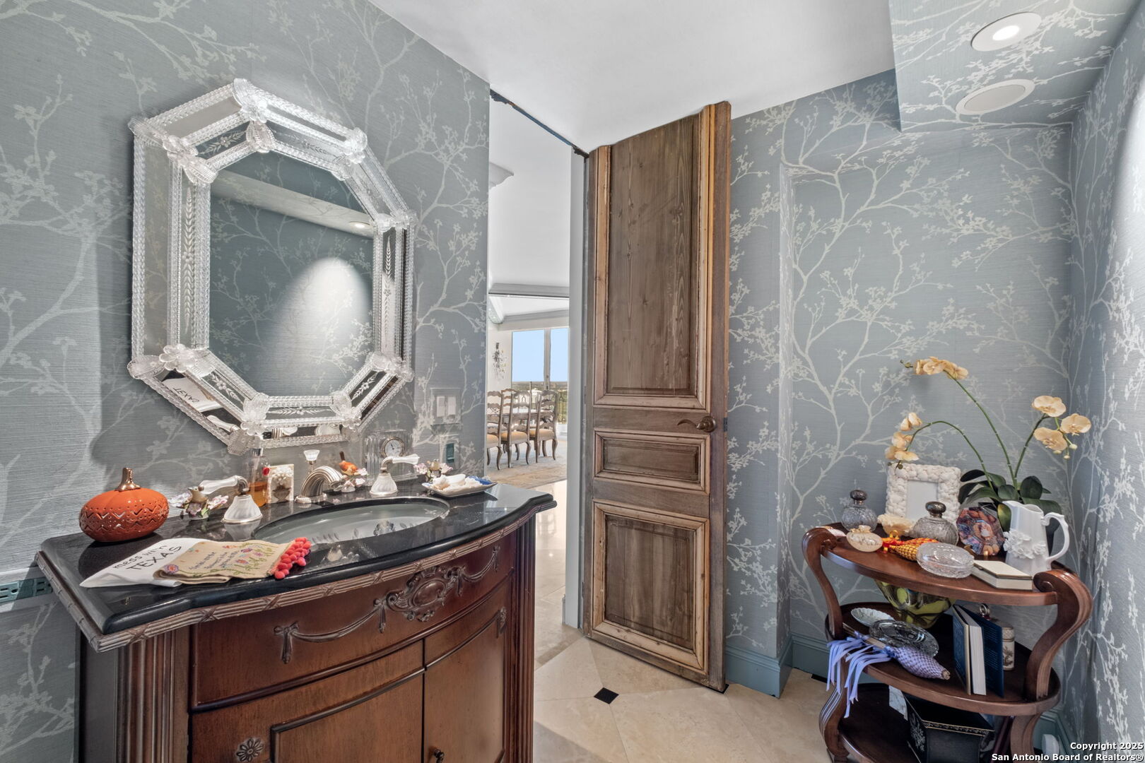 700 E Hildebrand 1401