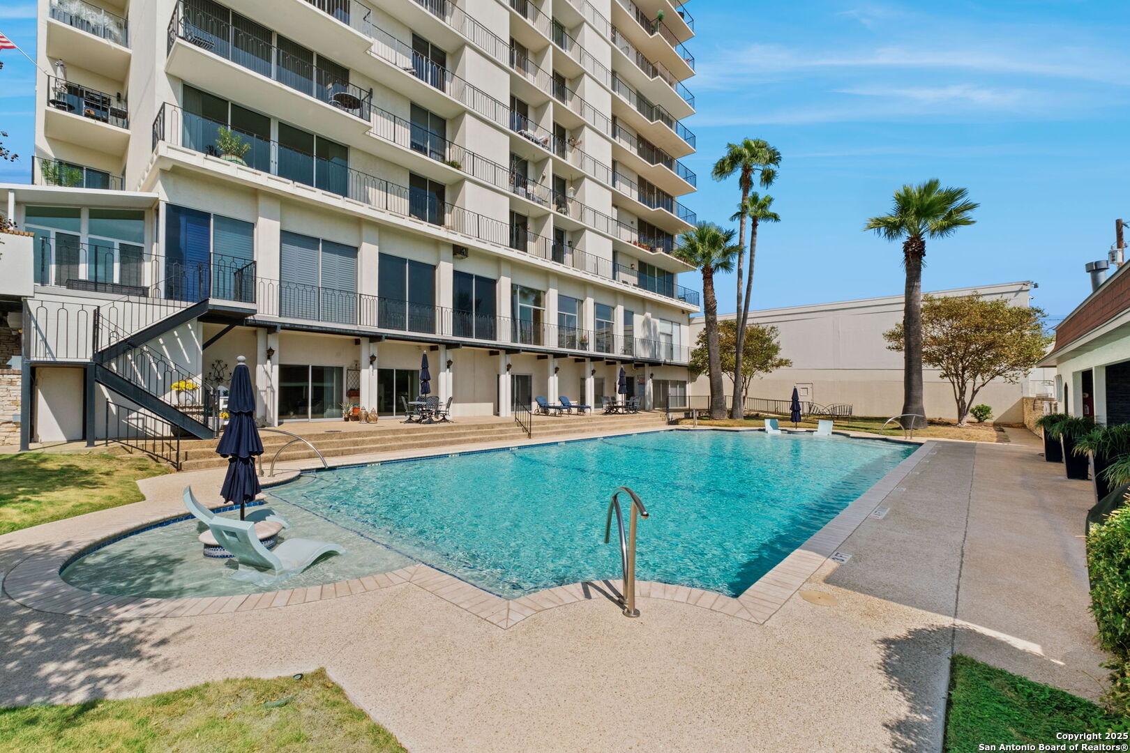 700 E Hildebrand 1401