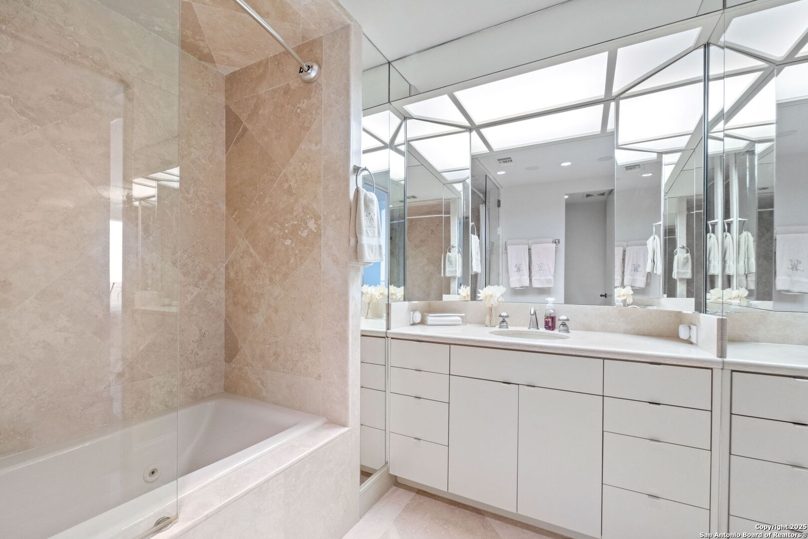 700 E Hildebrand 1401