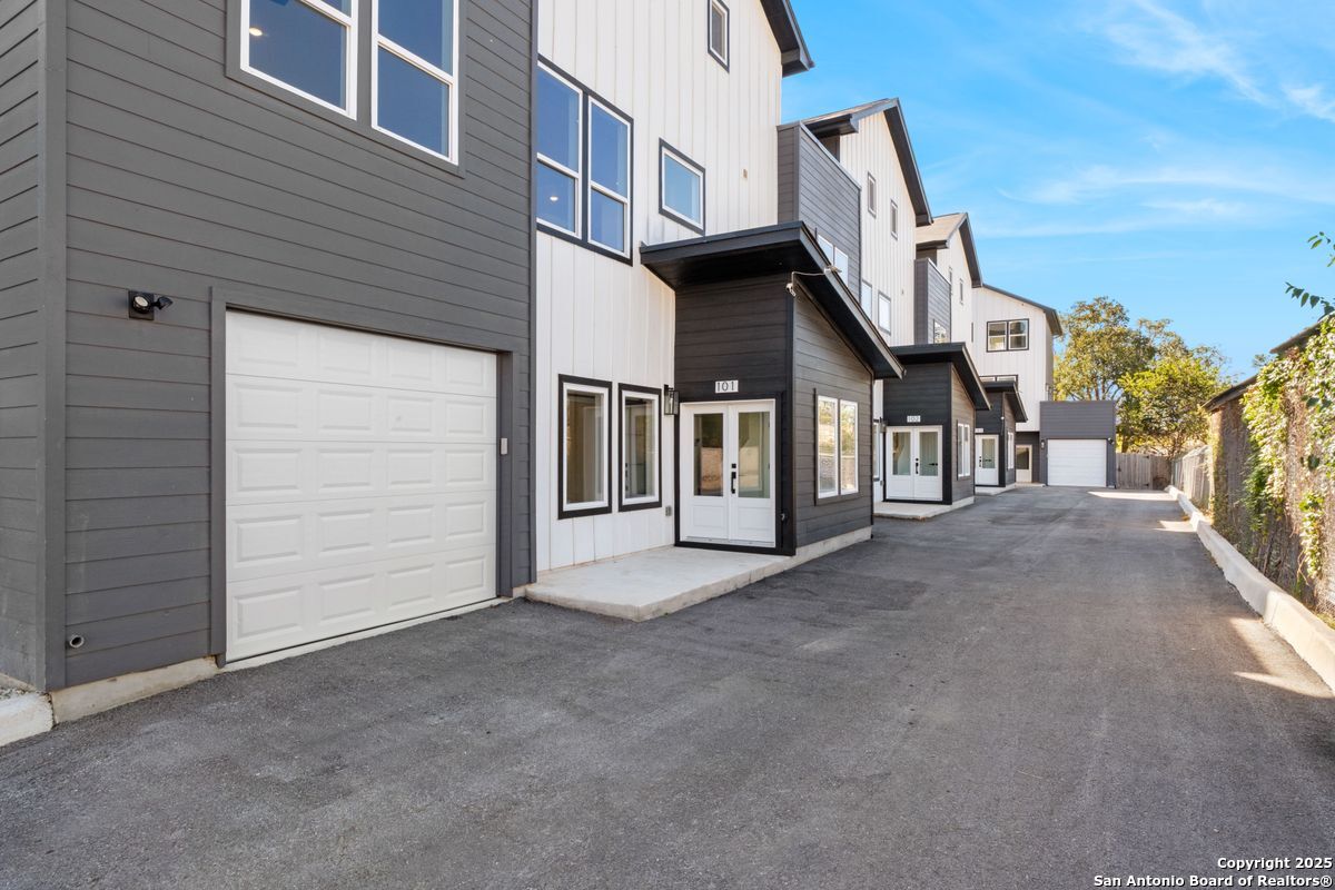 106 Bank St 102