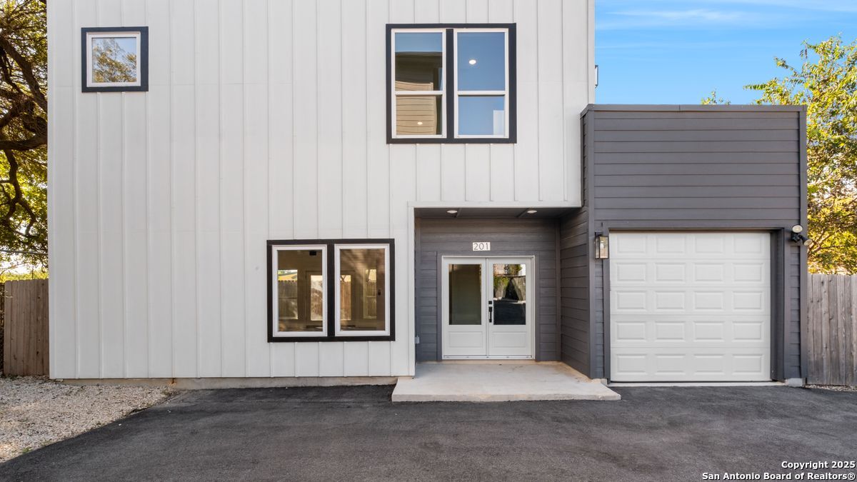 106 Bank St 201