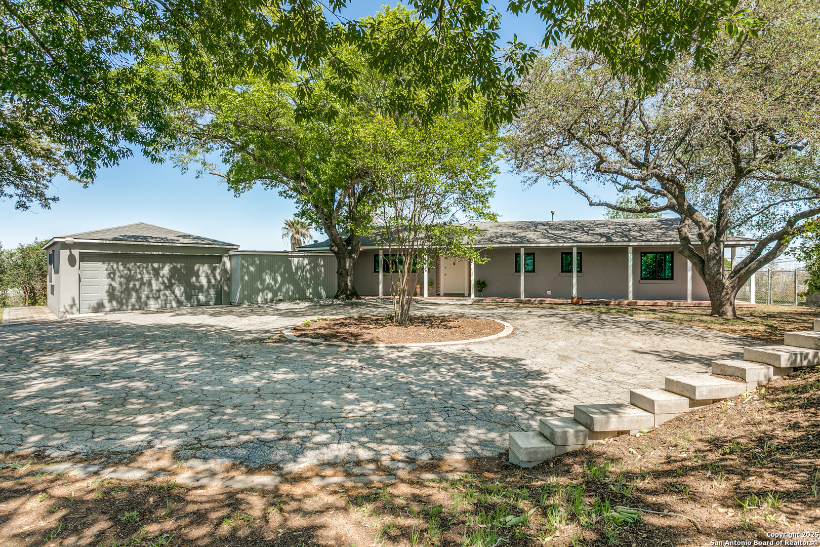 426 E Hathaway