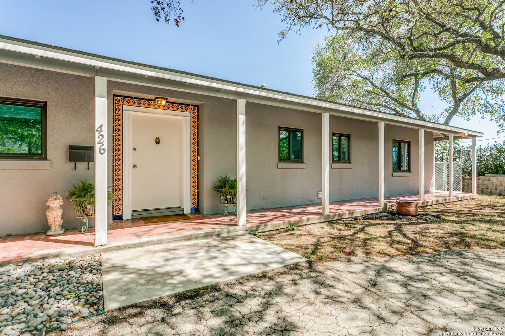 426 E Hathaway