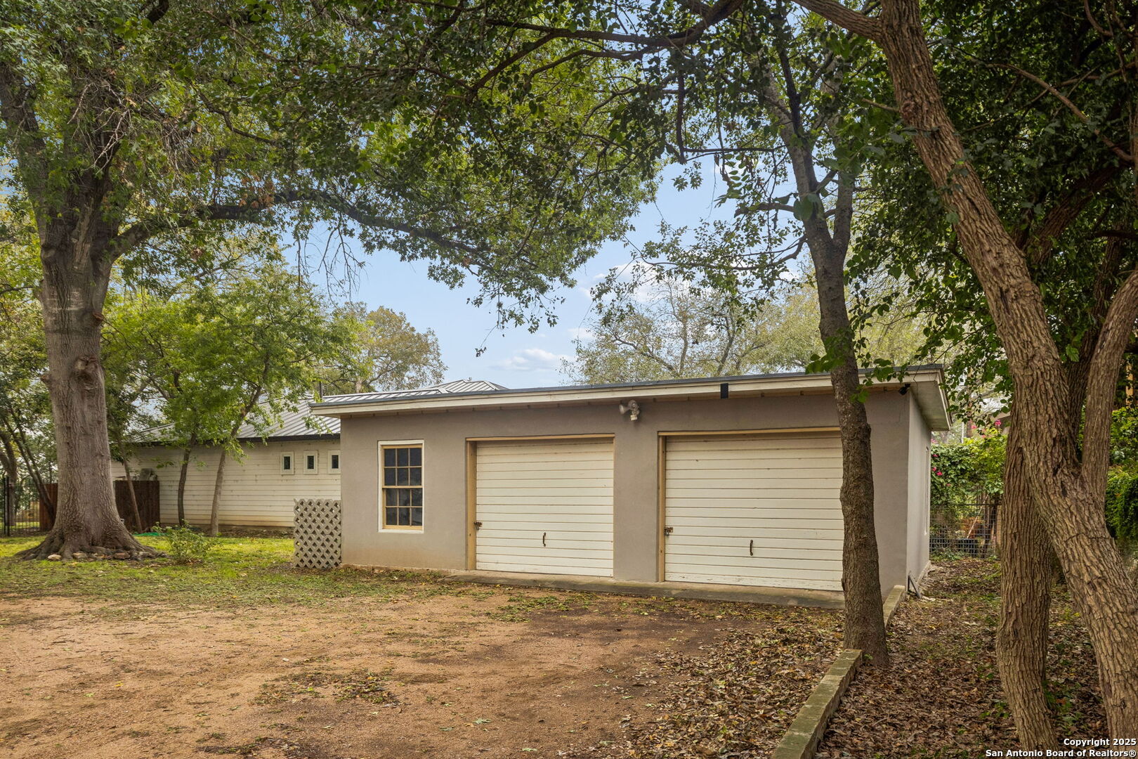 276 E Coll