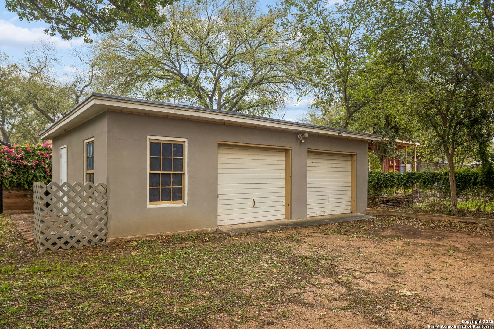 276 E Coll
