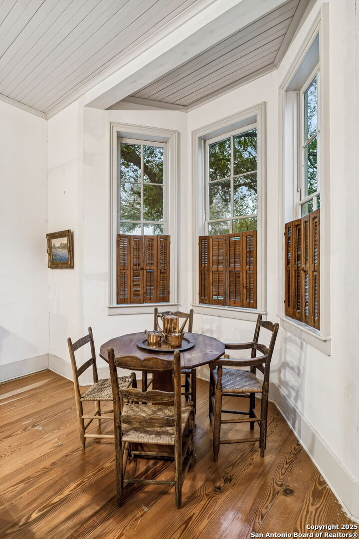 276 E Coll