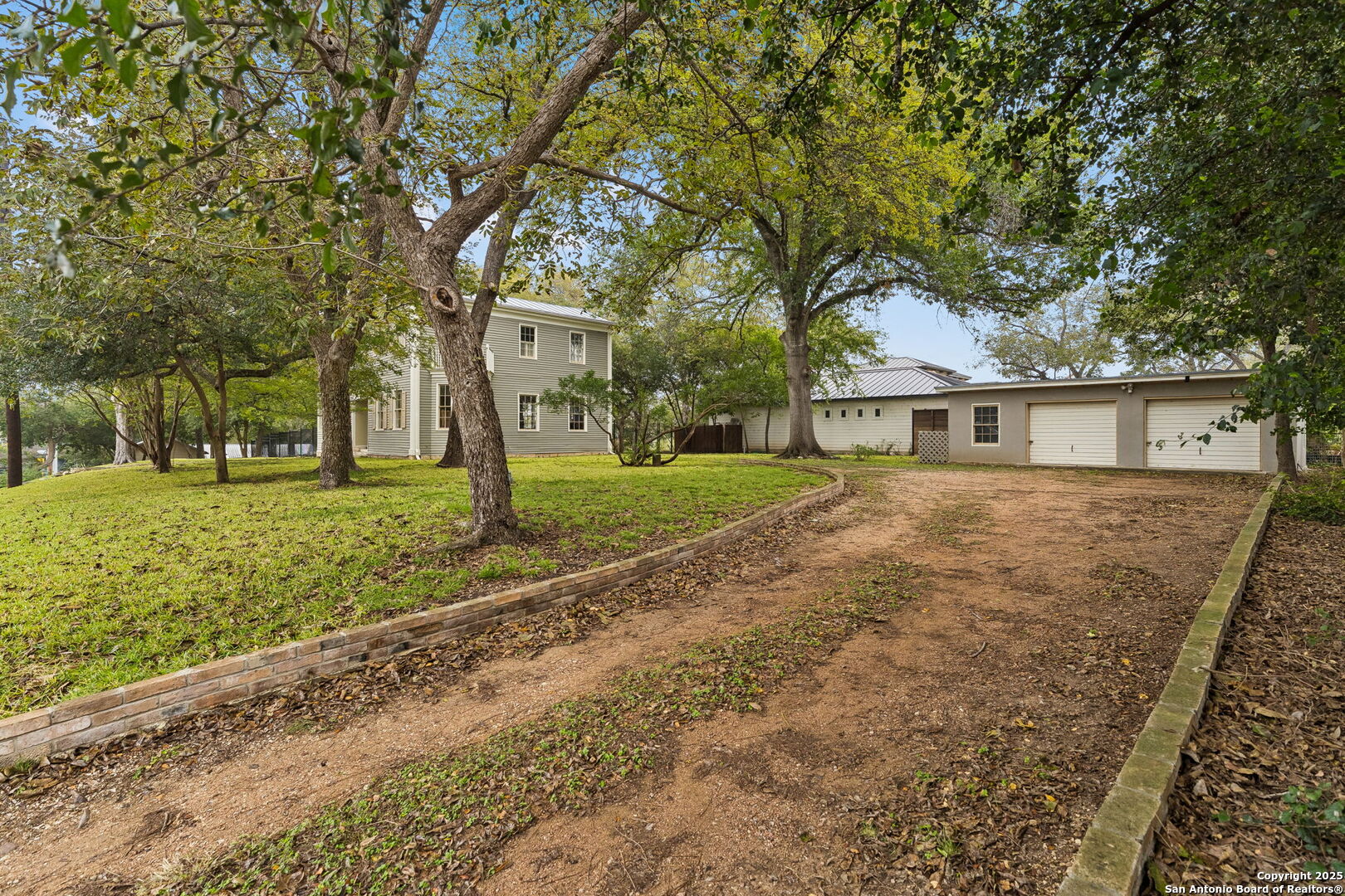 276 E Coll